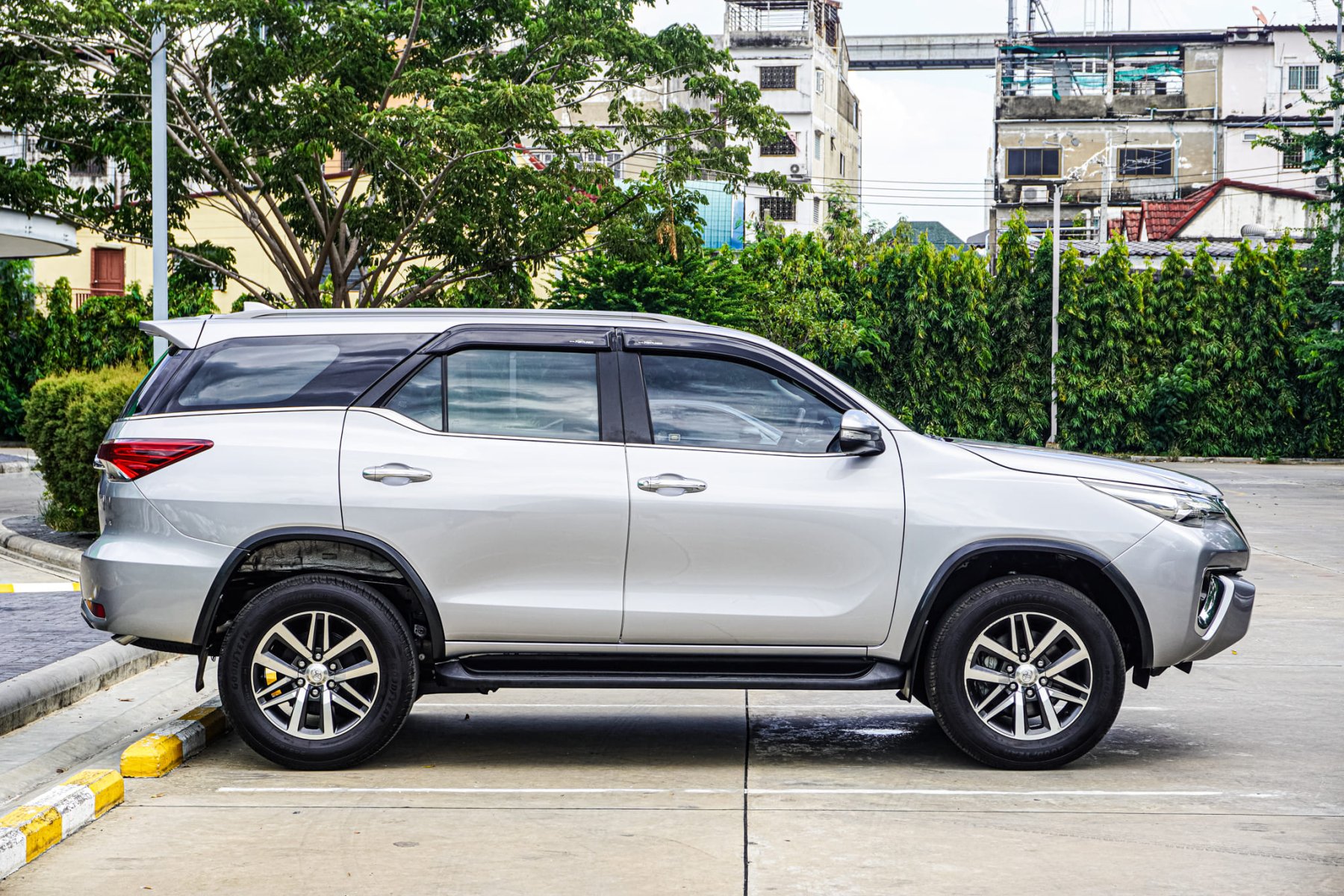 TOYOTA FORTUNER 2.4 V เกียร์ออโต้ ปี 2016 รถมือสอง สมุทรปราการ - Image 5