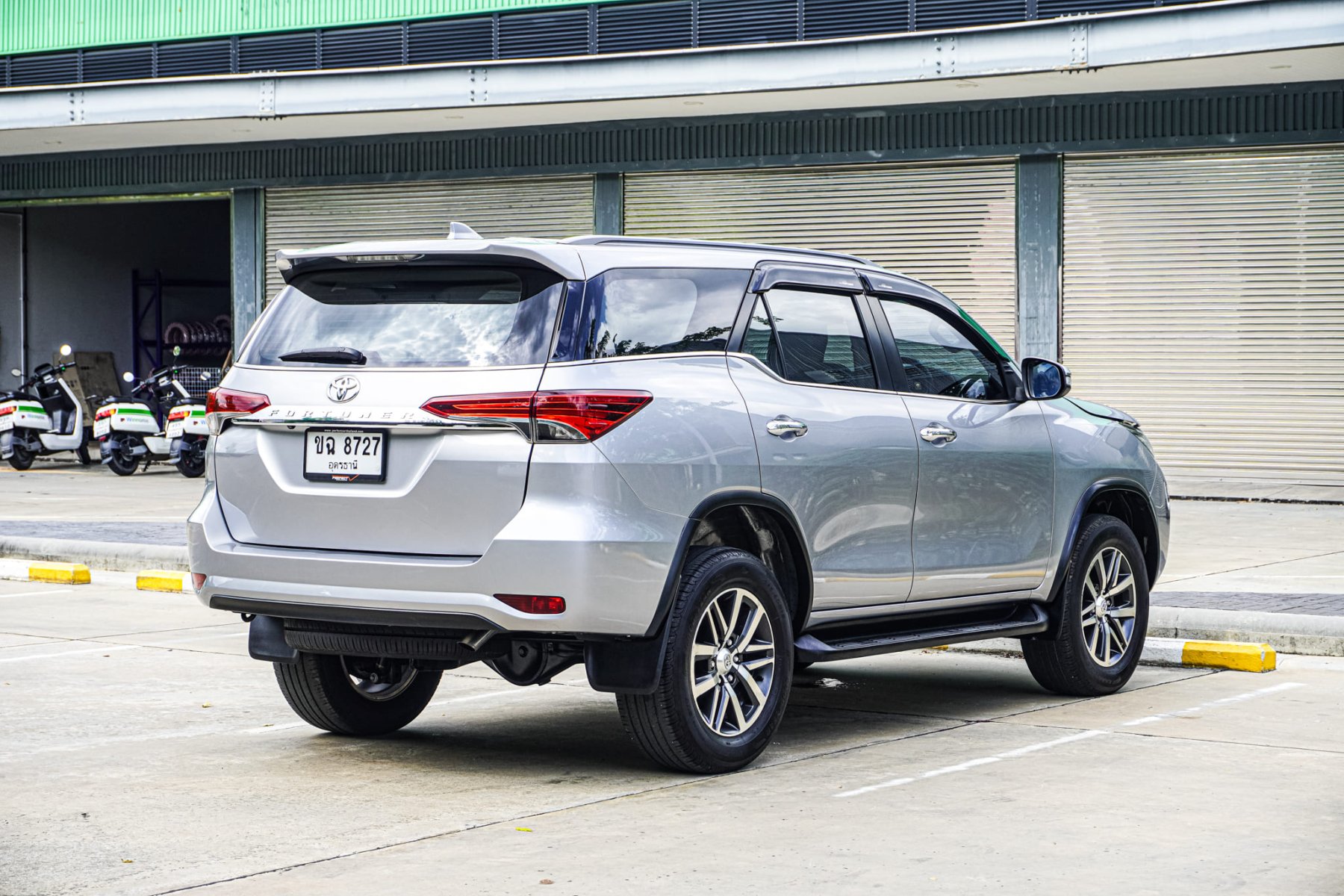 TOYOTA FORTUNER 2.4 V เกียร์ออโต้ ปี 2016 รถมือสอง สมุทรปราการ - Image 4